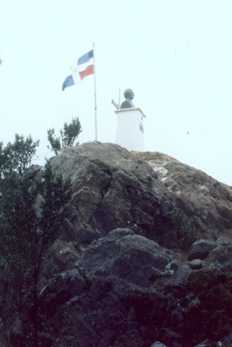 En la cima hay un busto de Juan Pablo Duarte, una Bandera y una Cruz