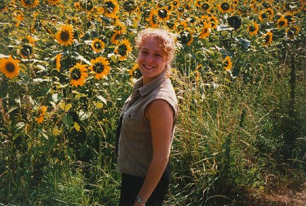 Martine dans un champs de tournesols