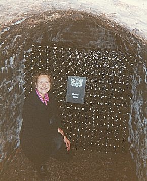 Martine dans les caves du chteau de Meursault