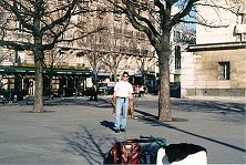 En attendant l'autobus pour l'aroport